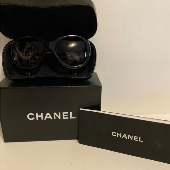 Chanel Black Collection Bouton
5193-b C.501/3c 56 Sunglasses 5"L
× 5"Wx 2"H - Picture 6 of 12